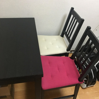 ダイニングテーブルと椅子×2つのセットになります。