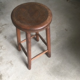 昭和30年代には家にあった木製丸椅子