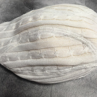白い毛糸のハンチング帽