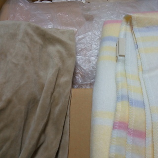 タオルと電気毛布、エステガウンのセット