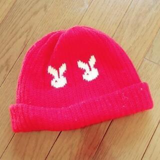 赤いウサギ柄ニット帽子