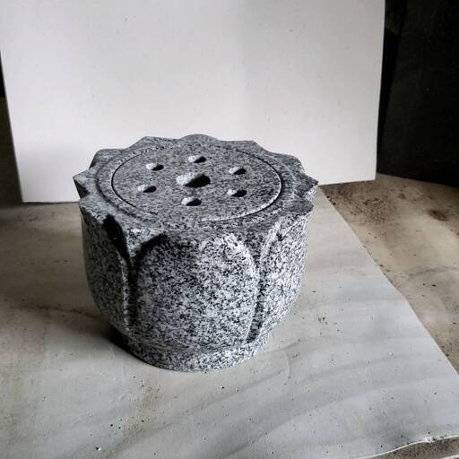 新品大島★お墓用高級御影石 線香立て（蓮華）★ 14cm×14cm×11cm
