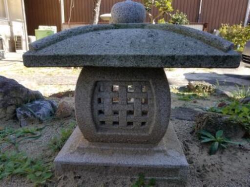 石灯籠***一人で持てる
