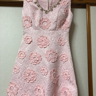 新品、ピンク色の花ドレス