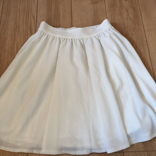 セシルマクビー 白のスカート