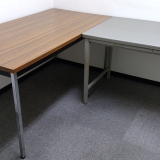 デスク、サイドデスク（2台）、会議用テーブル