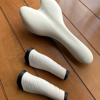 ビアンキ クロスバイク　カメレオンテ 2　ハンドルグリップとサドルは未使用品！