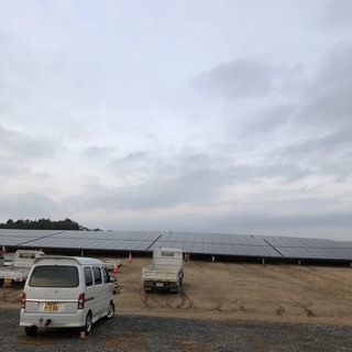 太陽光発電所の作業員