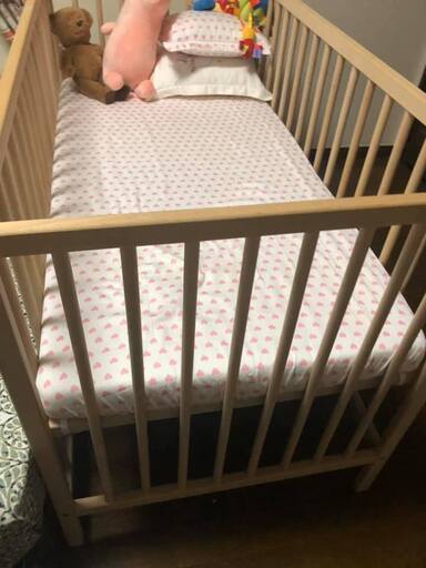 IKEA ベビーベッド, マットレス,  枕　　（IKEA baby bed, mattress, pillow)