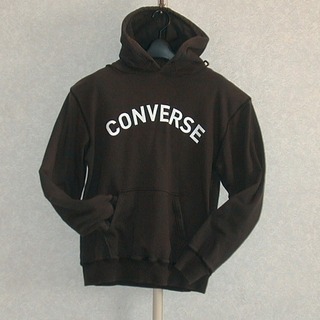 黒の”CONVERSE"ブランドパーカー