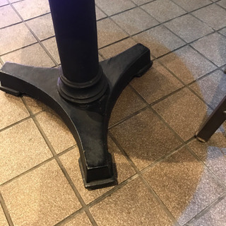 重厚感あるアイアンテーブルと椅子のセット