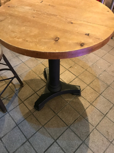 重厚感あるアイアンテーブルと椅子のセット
