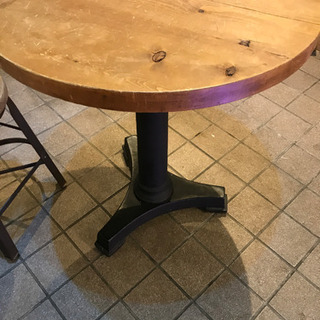 重厚感あるアイアンテーブルと椅子のセット