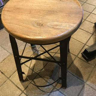 重厚感あるアイアンテーブルと椅子のセット