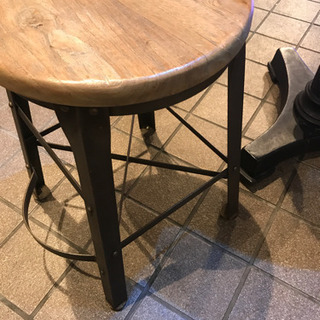 重厚感あるアイアンテーブルと椅子のセット