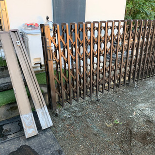 売り切れました。表示価格より…伸縮門扉　幅3.8〜4.0m 高さ約1.2m