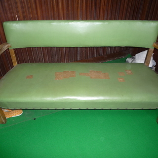 木製の長椅子
