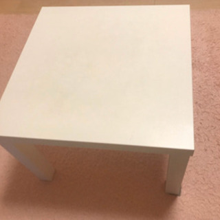 白い木製テーブル