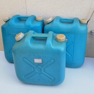 【打合せ中】灯油缶３缶＋その収納ケース＋給油ポンプ
