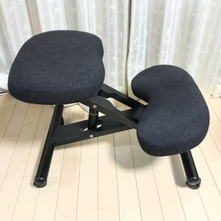 膝で支えるバランスチェア　背筋が伸びる椅子
