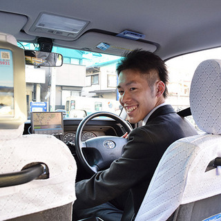 【フリーター大歓迎♪】平均月収33万円、シフト・休みも自分で決められるマイペースに働きたい貴方にピッタリのタクシー運転手！の画像