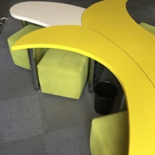 バナナ型の机と椅子　差し上げます
