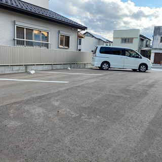 美倉町駐車場、セレナ置ける駐車区間大きいです。 − 秋田県