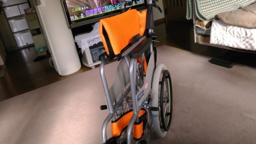 新古車.車椅子自走 手押し車 お年寄り 障害 旅行便利携帯しやすい 丈夫