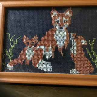 狐の親子の刺繍画です。