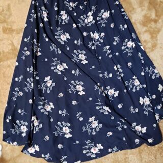 大きめの花柄スカート