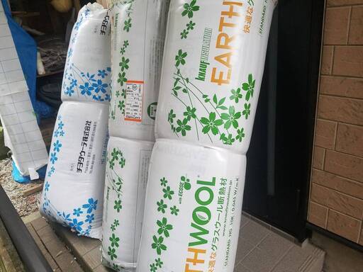 チヨダウーテ　断熱材 EARTHWOOL　アースウール390×100=2本435×50=1本　チクチクしない　529284引き取り限定