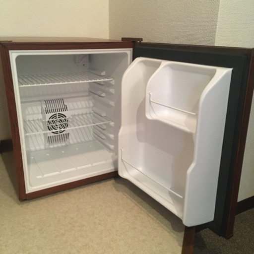 新品！未使用！お部屋に調和しやすいオシャレな木目調小型冷蔵庫！直接お引渡しできる方限定￥7000でお譲りします！