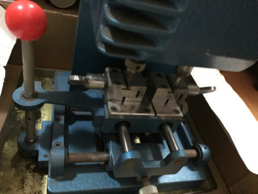 鍵の複製を作る機械(2種類あります) 鍵の複製を作る機械(2種類あります)