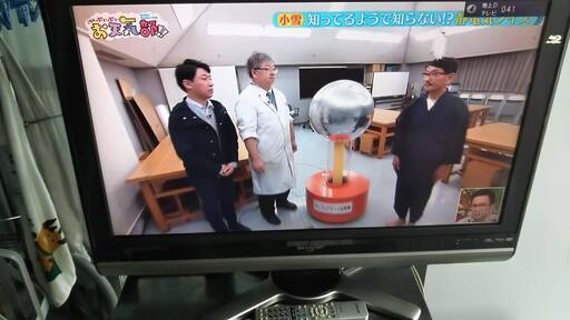 液晶カラーテレビ　SHARP　AQUOS　３２インチ