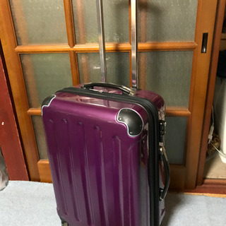 かっこいい紫のスーツケース