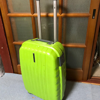 緑のかっこいいスーツケース