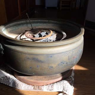 古い民家から持ってきて今も実際に使っていた火鉢です。