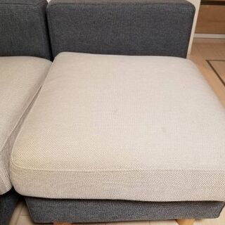 美品3人掛け   プラス    オットマン 3人掛けソファ＋オットマン ライトグレー×オフホワイト