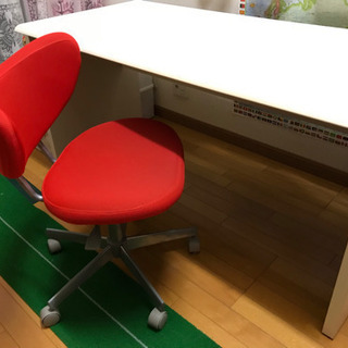 【お譲りします】超シンプル白い勉強机＋赤い椅子