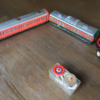 ブリキの電車とダンプカーとコマ
