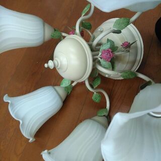 ☆値下げ　西洋アンティーク調　陶器薔薇のシャンデリア　白ホワイト