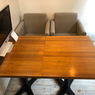 カフェっぽいテーブル二つとソファ？かチェア二つセット
