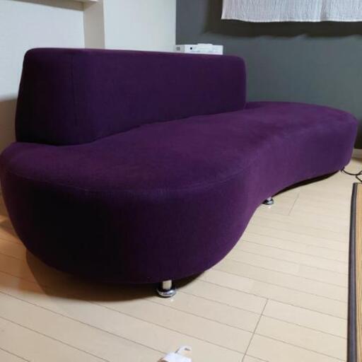紫色のお洒落な大きなソファー。
