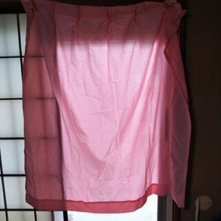 腰窓ピンク色カーテン