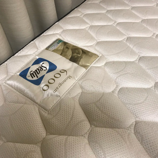 受け渡し予定者あり無印セミダブルベッドヘッドボード シーリーマットレス付き