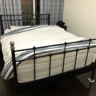 ダブルサイズのベッド
