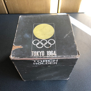 東京オリンピック1964年大会の聖火トーチ、箱、ランニングシャツです