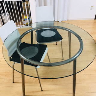 丸いガラスのダイニングテーブル（と椅子2脚）