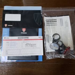 超美品TREK(トレック）MADONE3.1（マドン3.1）、kabuto MS-2、サイコン（CC－RD３１０W）、SHIMANOの小物入れ、ボントレガーのボトルケージ2個ほか何点かセット