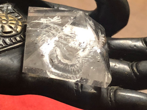 新品:手彫り龍彫り水晶ピラミッド　天然石・パワーストーン